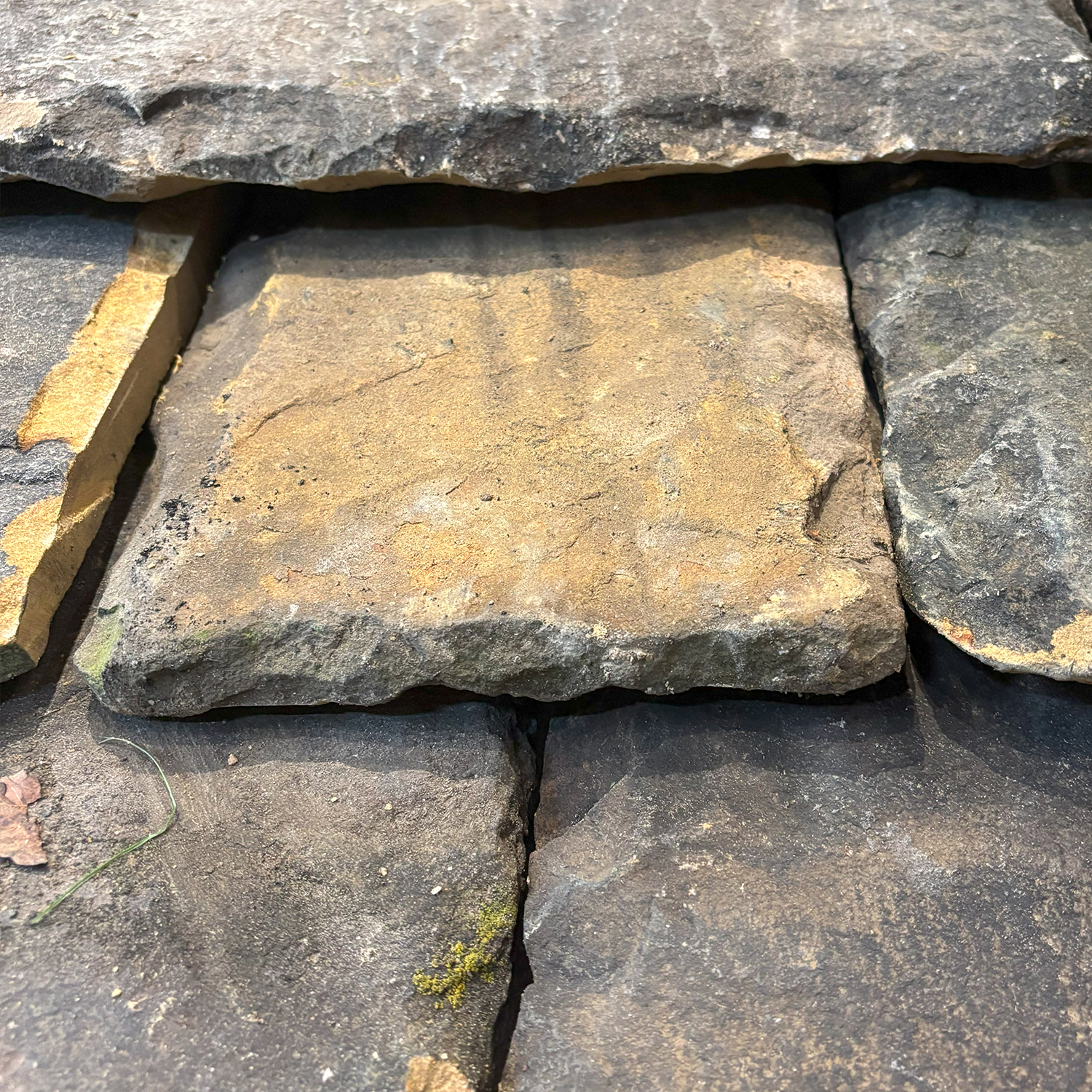 Cotswold Style Natural Stone Roof Slates (18mm) Cotswold Style Natural Stone Roof Slates (18mm)
